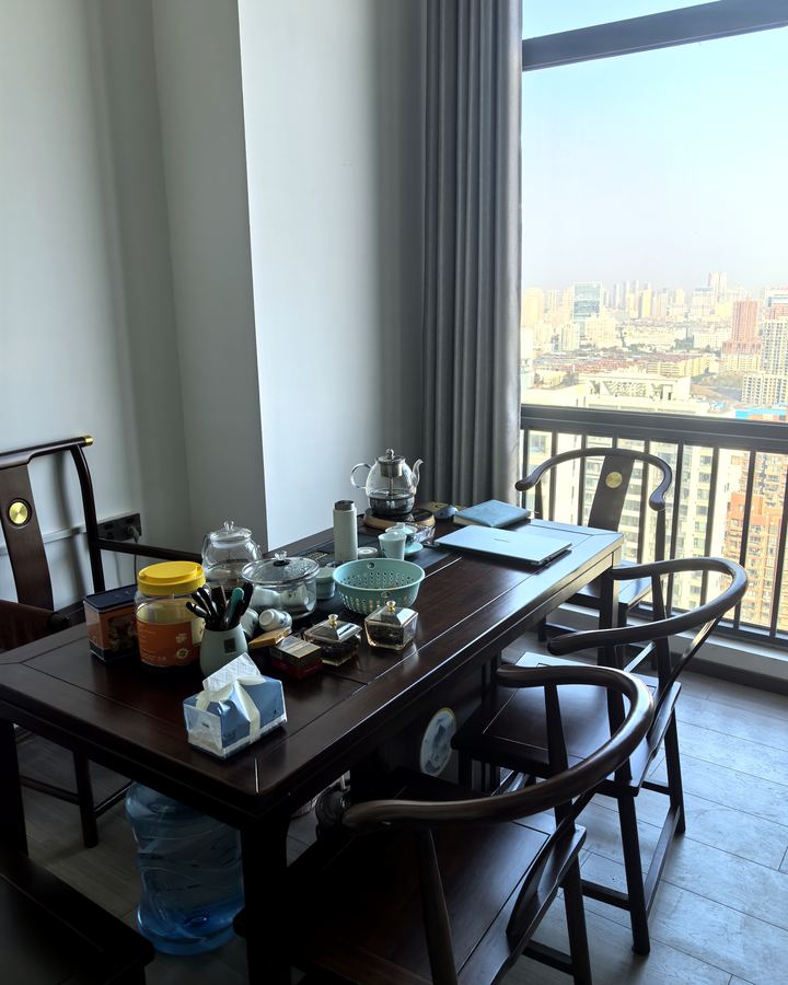 鑫宇财税茶室洽谈区，窗外俯瞰南昌城景